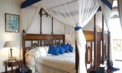 1005 Room with Traditional Fourposter Bed